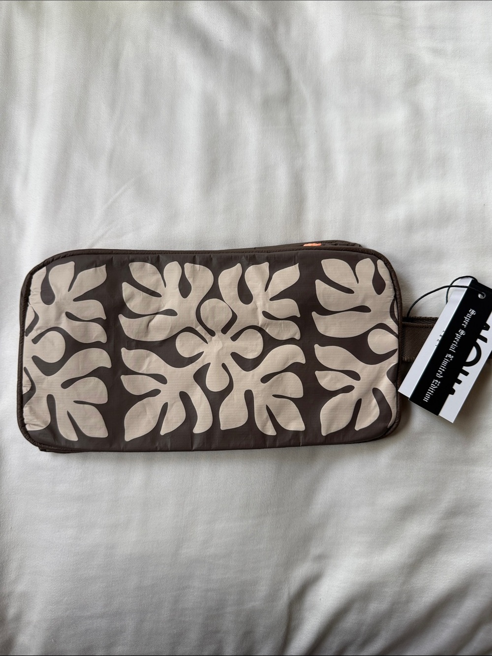 NWT ALOHA COLLECTION DOPP KIT APPLIQUÉ COCONUT AND SANDSTONE